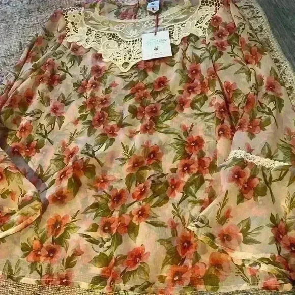 Disney Tops - Snow White and the seven Dwarfs blouse